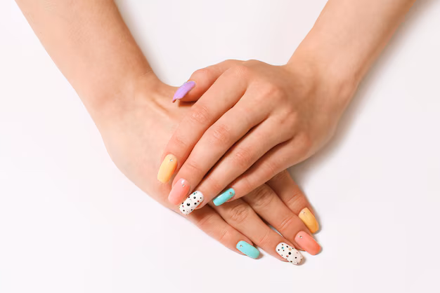 manicure na kobiecych dloniach 424677 75